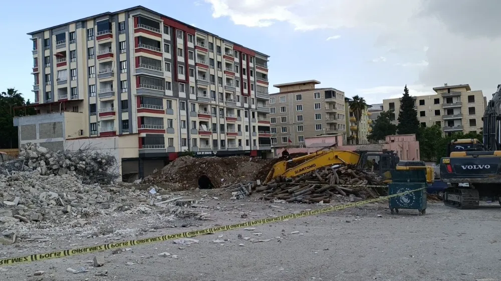 Depremde ağır hasar alan bina yıkım sırasında çöktü