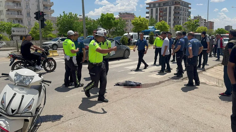 Tır motosiklete çarptı: 1 ölü, 1 ağır yaralı