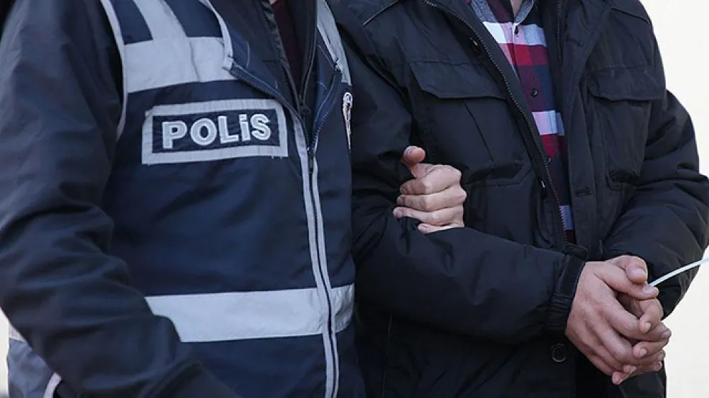 Çeşitli suçlardan aranan 11 şahıs yakalandı.