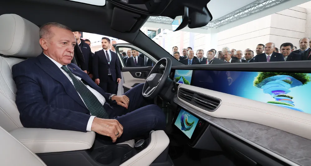 Cumhurbaşkanı Erdoğan, Togg’un yeni modeli T10F’i inceledi