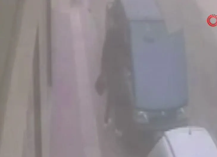 9 araçtan hırsızlık yapan şahıs önce kameralara sonra polise yakalandı