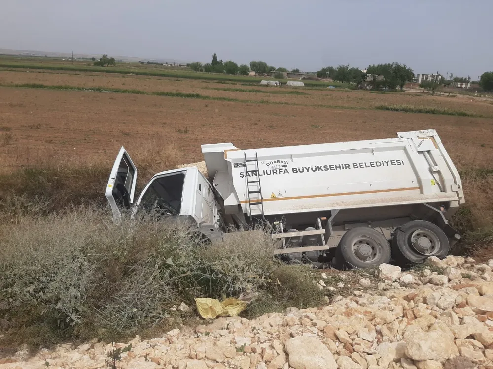 Hafriyat kamyonu ile traktör çarpıştı: 2 yaralı
