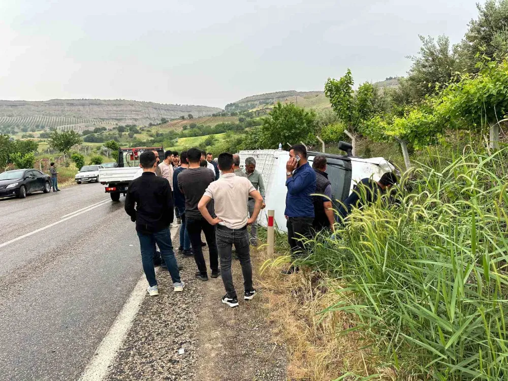 Kontrolden çıkan minibüs yan yattı: 14 yaralı