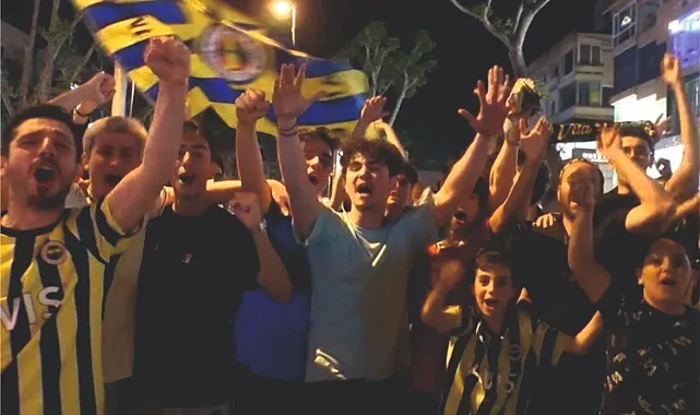 Fenerliler derbi galibiyetini kutladı