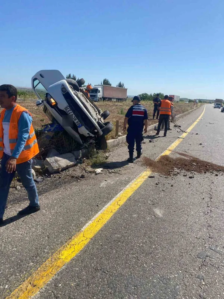 iki otomobil kafa kafaya çarpıştı: 3 yaralı