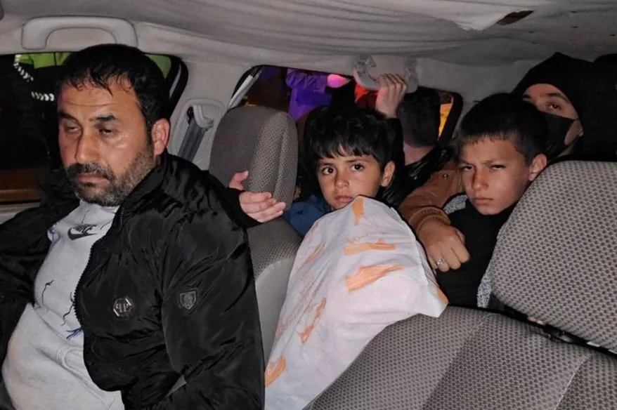 "Dur" ihtarına uymayan otomobilin içinden 17 kişi çıktı