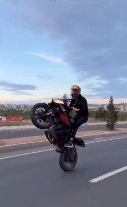 Motosikletle akrobasi hareketler yapan maganda yakalandı