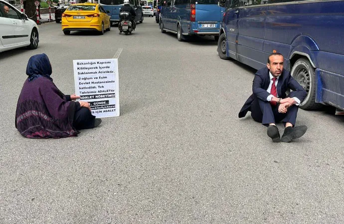 Emine Şenyaşar yola uzanıp ağıt yaktı