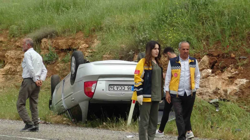3 aracın karıştığı kazada otomobil ters döndü, kimsenin burnu dahi kanamadı
