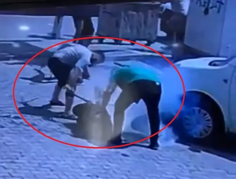 Silahla yaraladıkları adamı yerde tekme ve sopayla darbettiler