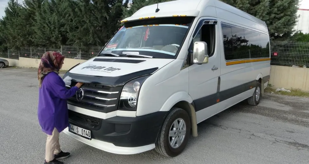 Kadın servis şoförü erkeklere taş çıkartıyor