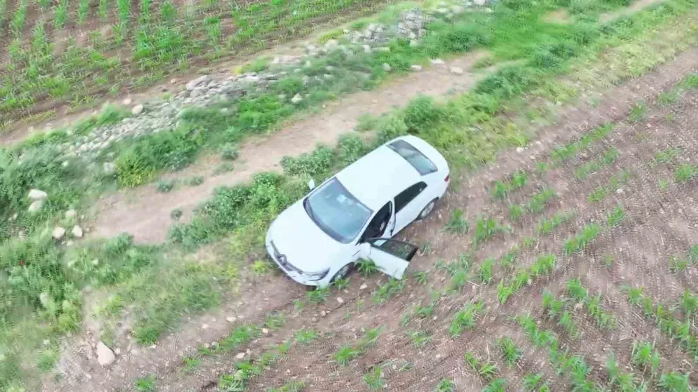 Dur ihtarına uymayarak tarlaya kaçan otomobilden 19 bin adet uyuşturucu hap çıktı