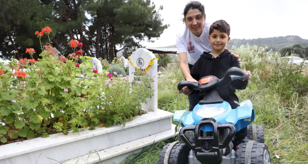 Afetzede çocuğun akülü arabayla annesinin mezarını ziyareti yürekleri dağladı