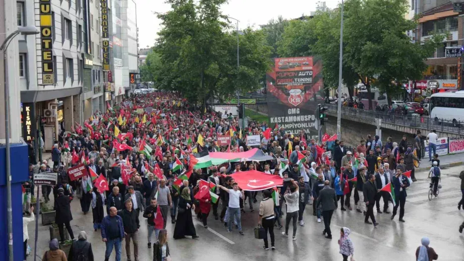 binlerce vatandaş İsrail’i protesto etti