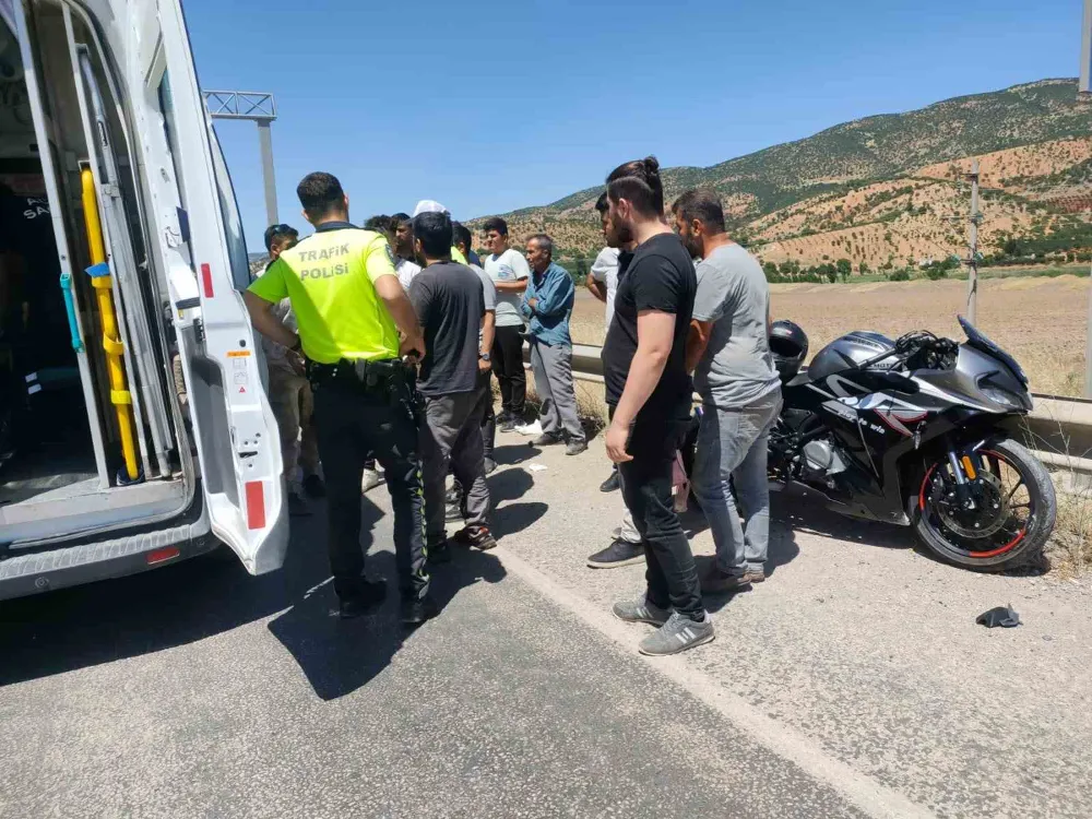 Otomobil ile motosiklet çarpıştı: 2 yaralı