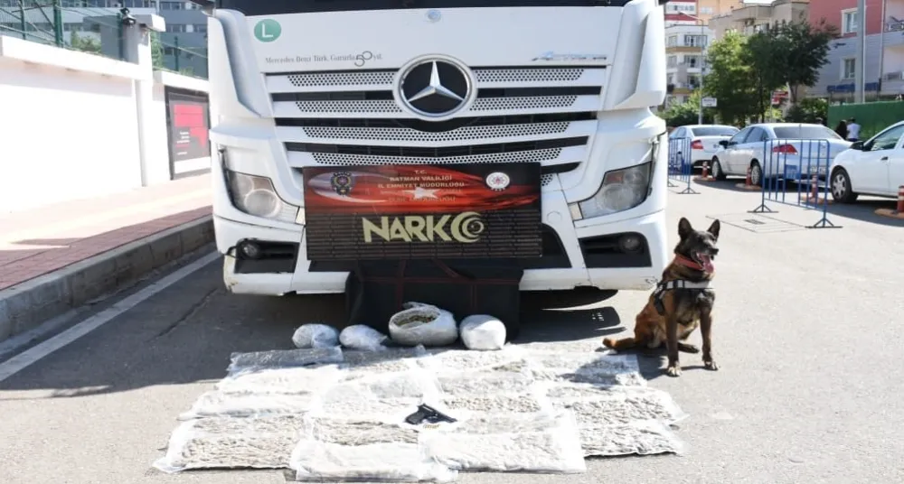 Durdurulan tırda hassas burunlu narkotik köpeği tarafından uyuşturucu bulundu