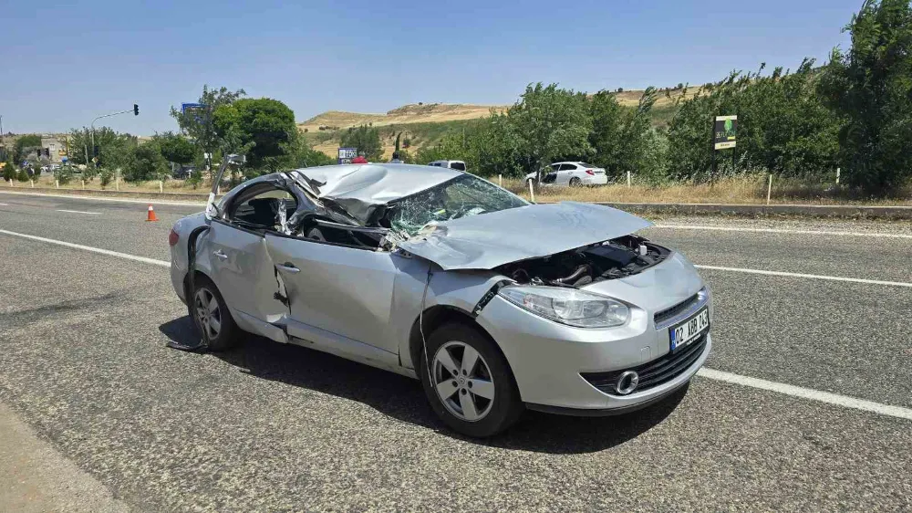 Biçerdöver ile otomobil çarpıştı: 1’i ağır, 3 yaralı