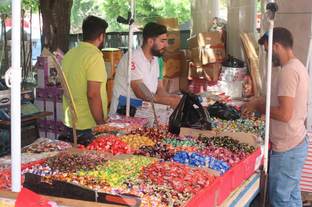 Çarşı ve pazarda bayram yoğunluğu