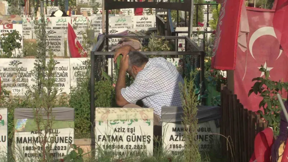 Depremzedeler mezarlıklara akın etti