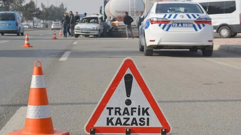 Tır ile Hafif Ticari Araç Çarpıştı : 5 Kişi Yaralı!