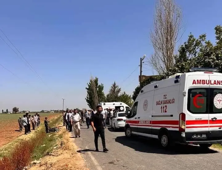 Otomobil ile motosiklet kafa kafaya çarpıştı