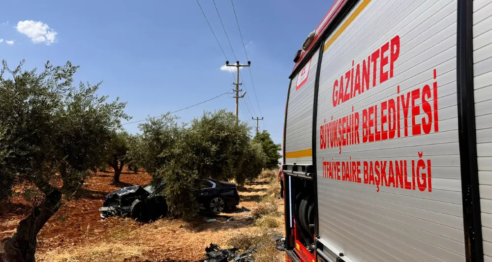 Otomobil ile hafif ticari araç çarpıştı: 2 ölü, 3 yaralı