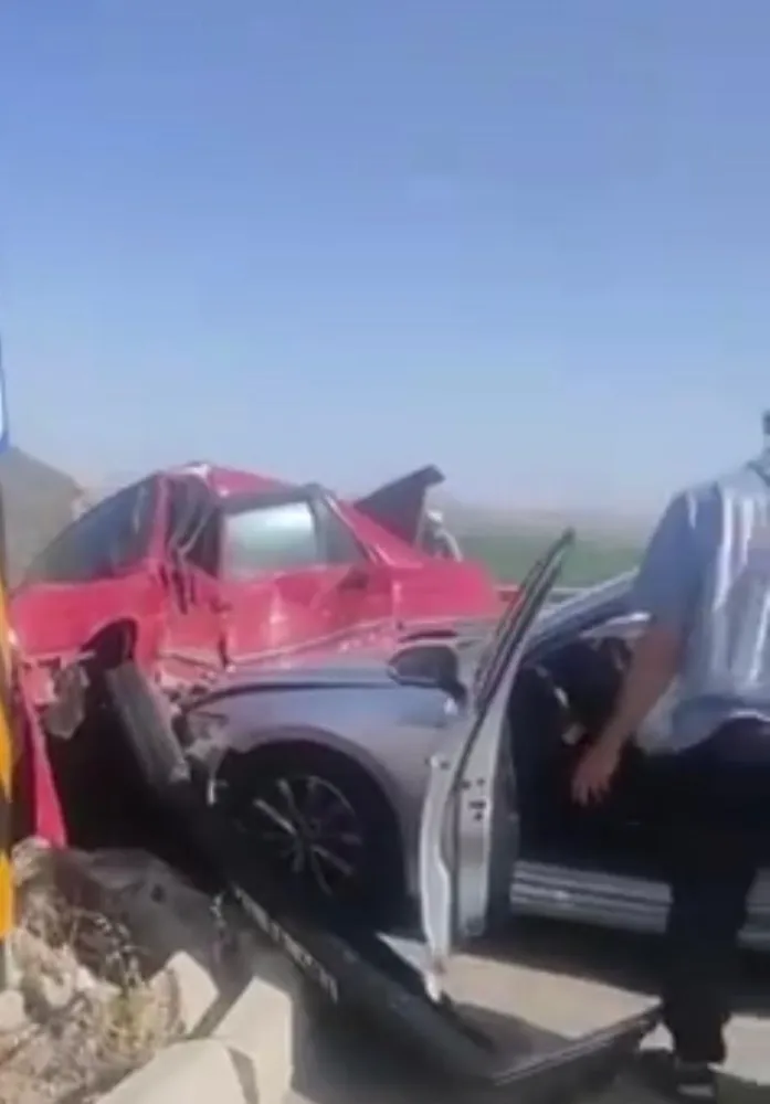 İki otomobil çarpıştı: 3 yaralı