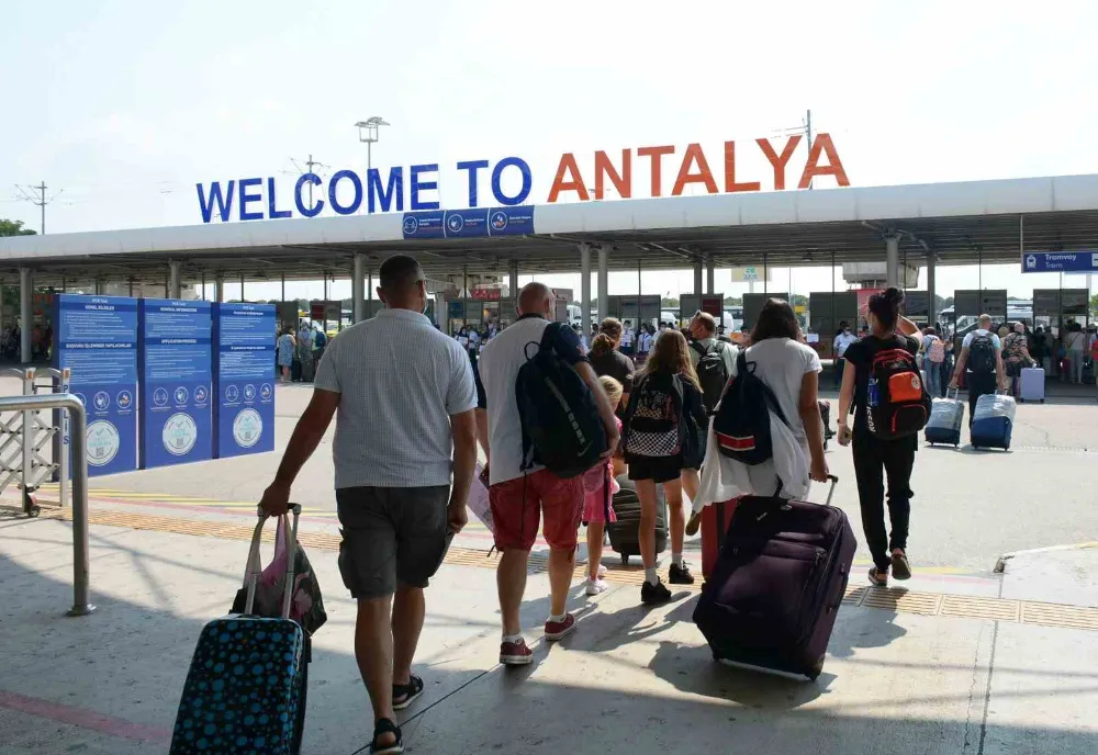 Bakan duyurdu: "Antalya Havalimanında uçak ve yolcu trafiğinde 2024 senesinin rekorunu kırdık"