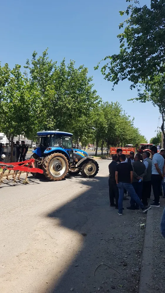 Traktörle yolu trafiğe kapattılar