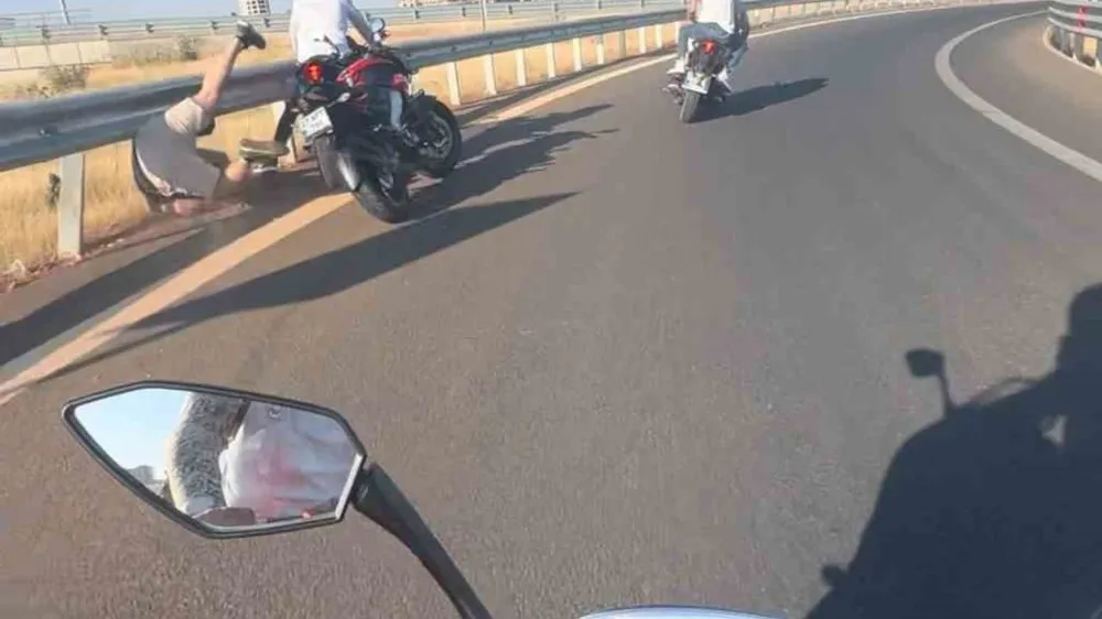 2 motosikletin çarpıştığı feci kaza kamerada: 2 yaralı