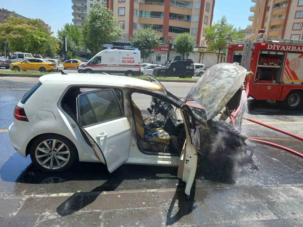 Park halindeki otomobil alev alev yandı