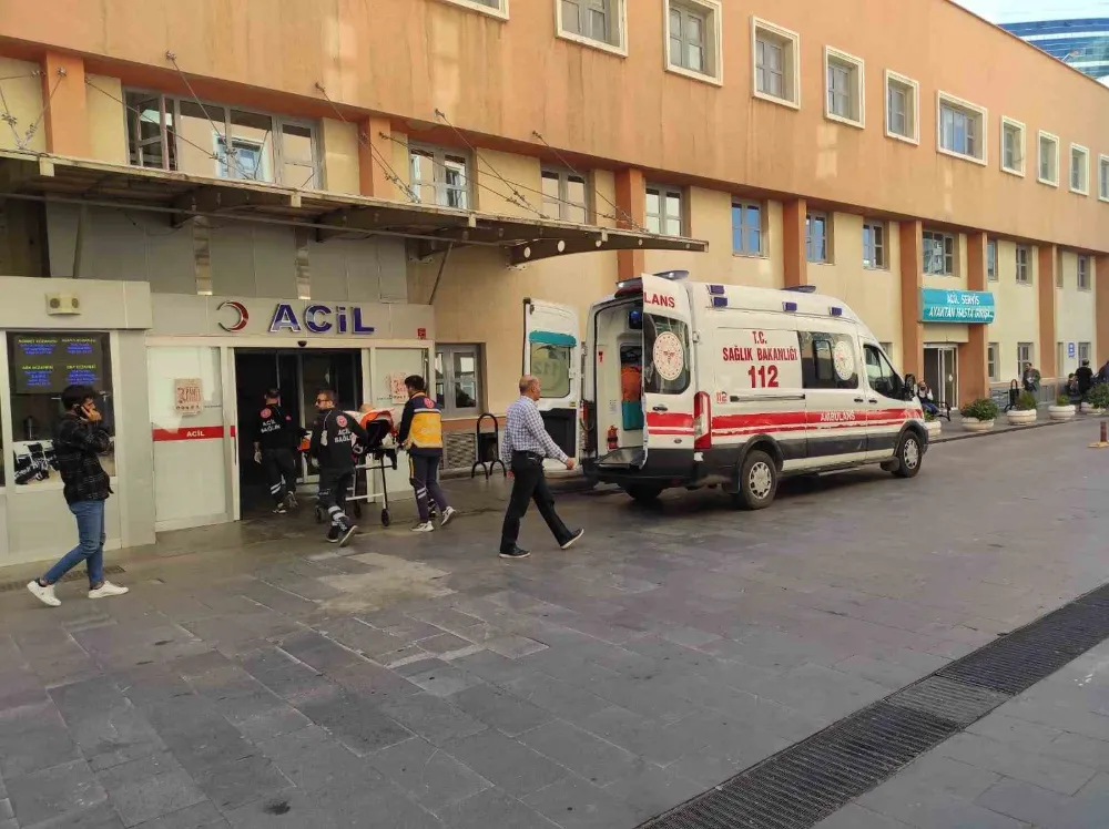 Yaşanan kazada araç içinde sıkışan sürücü uzun uğraşların ardından kurtarıldı