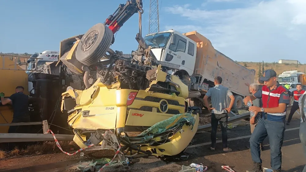 Tır ve kamyon çarpıştı: 1 ölü, 2 yaralı
