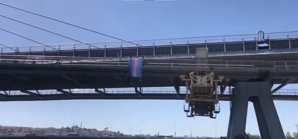 Güneydoğu yanarken DEM Partili vekiller trans bayrağı astı