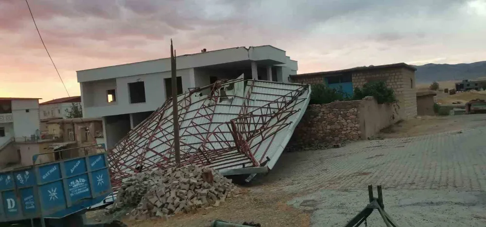 Fırtınada caminin çatısı uçtu