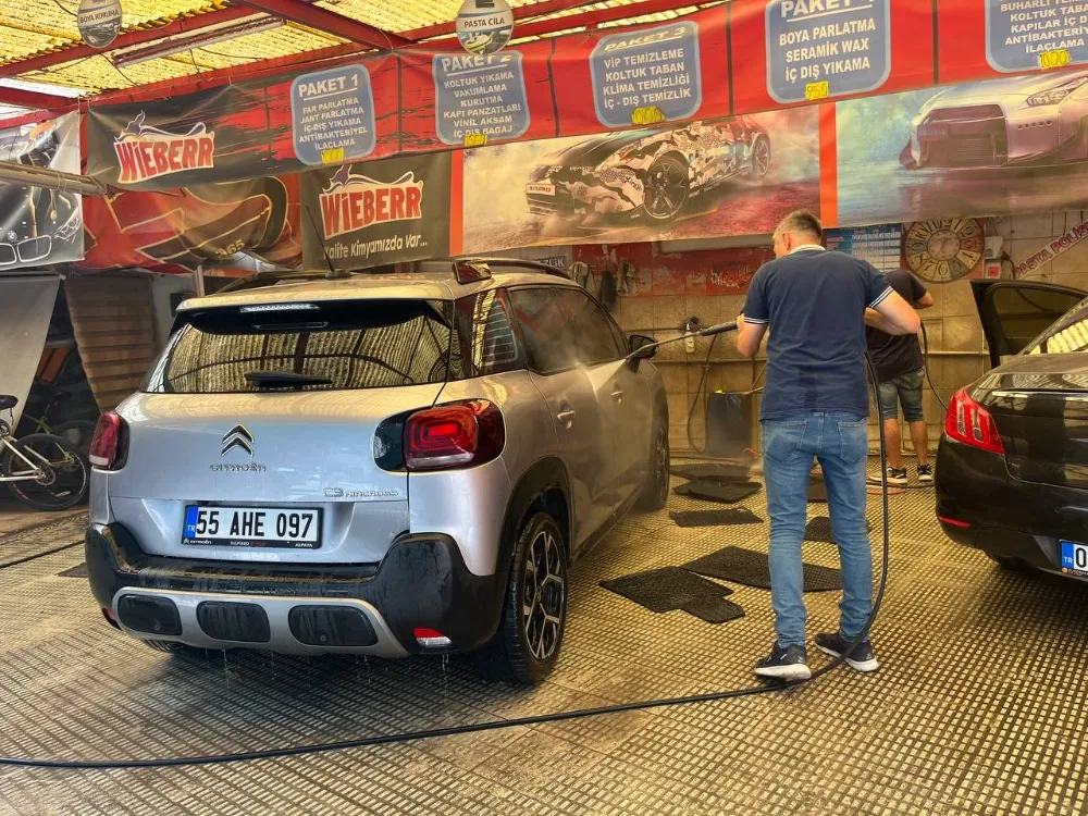 Kurban etlerinin taşındığı araçlar oto yıkamacılarda yoğunluk oluşturdu