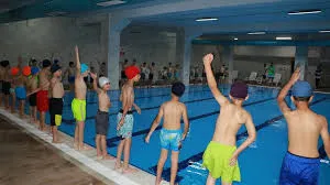 Çocuklar, Haliliye ile yüzme öğrenyor