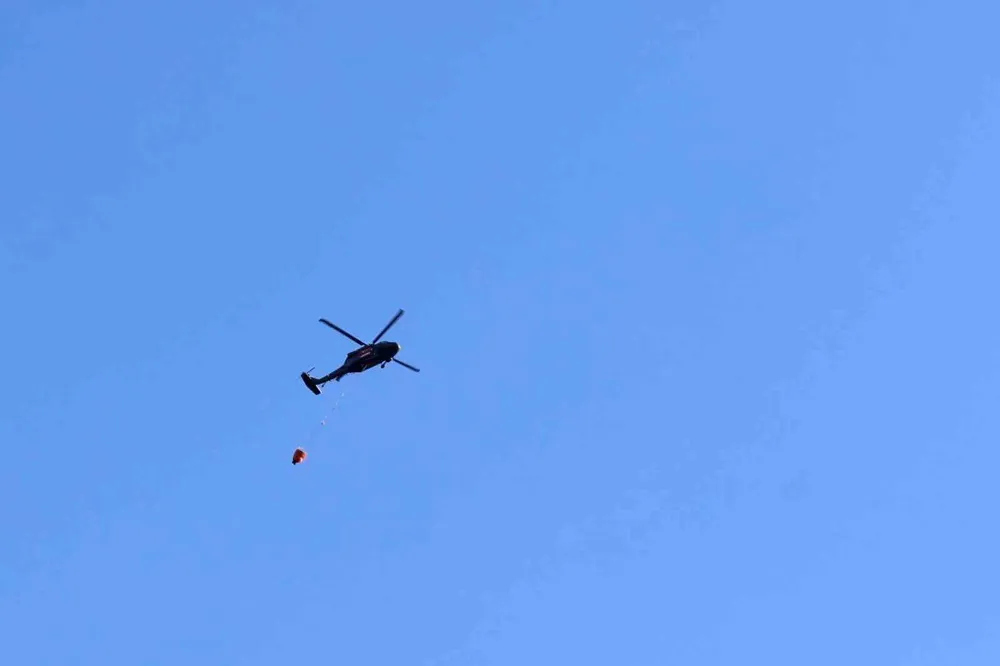 Ormanlık alanda çıkan yangın helikopterle söndürüldü