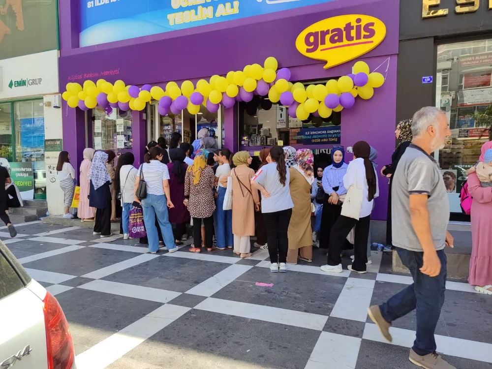 Urfa’da ki o mağazada izdiham: Kadınlar güzelliği için yarıştı!