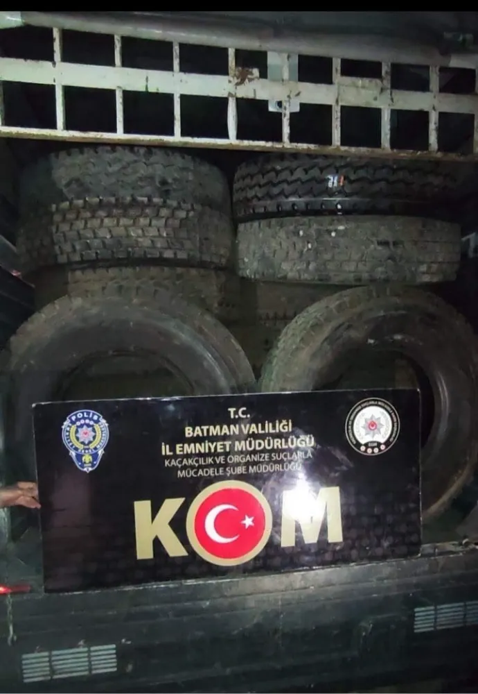 Durdurulan araçta kaçak lastik ele geçirildi