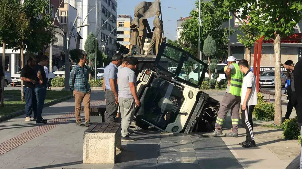 Temizlik aracı havuza düştü