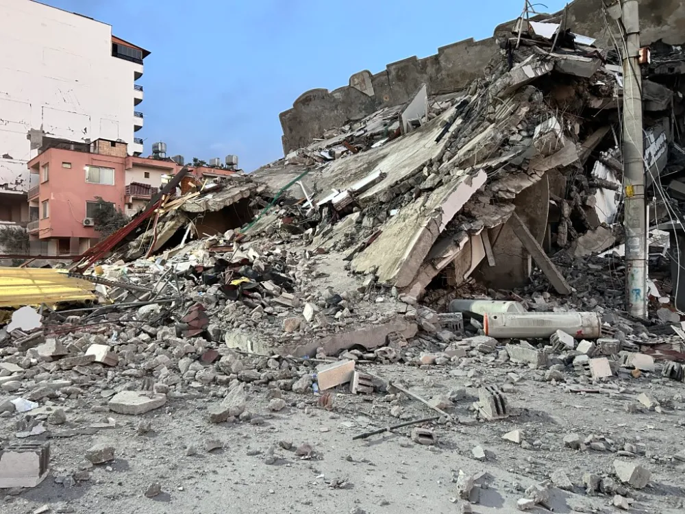 Korna sesiyle yıkılan 7 katlı bina, vatandaşlara deprem etkisi yaşattı
