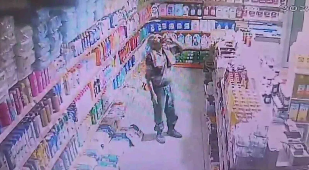 Duvarı delip markete girdi, yakalanınca "Ben değilim" dedi