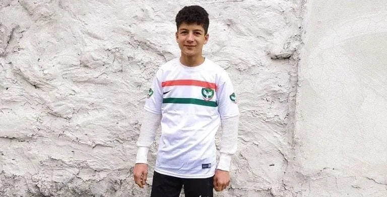 Öğrenciler bıçaklı kavgada yaralandı