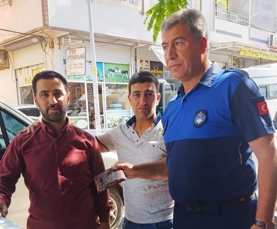 Yolda bulduğu para dolu cüzdanı zabıta aracılığıyla sahibine ulaştırdı