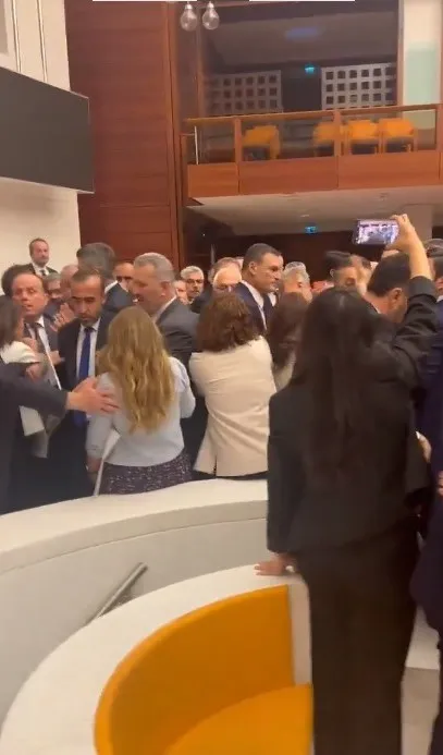 Osman Gökçek DEM Partili Ferit Şenyaşar'a tekme attı