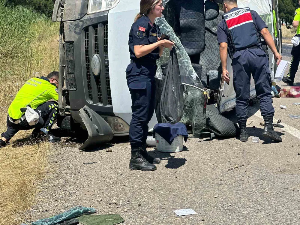 Mevsimlik işçilerini taşıyan minibüs devrildi: 7 yaralı