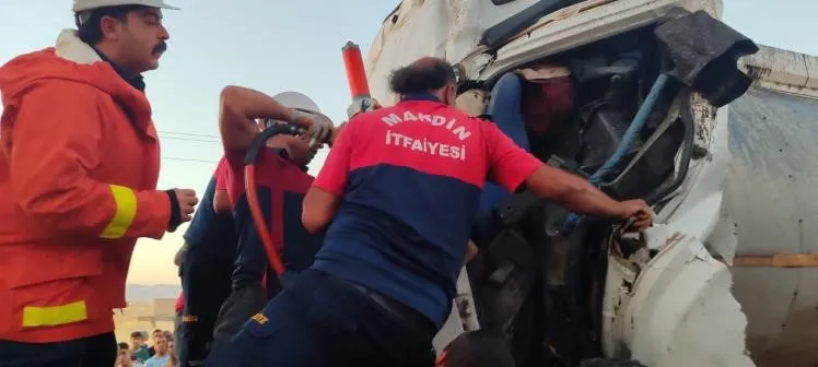 Tanker ile tır çarpıştı: 1 yaralı