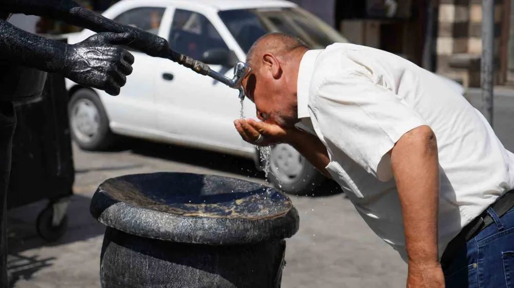 Vatandaşlar serinlemek için çeşme sırası bekledi