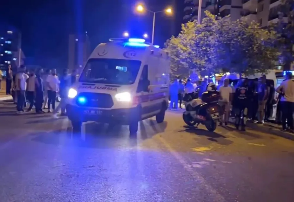 Şehir içi minibüsü yayalara çarptı: 1 ölü, 1 ağır yaralı